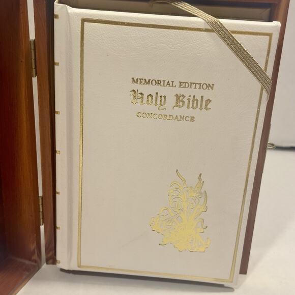 VTG KJV Holy Bible Illustrated Memorial Edition Wood Cedar Box Union Made USA - Picture 4 of 16